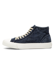 クラシカルなキャンバス素材と手作業仕上げによるレトロ海軍トレーニングシューズ