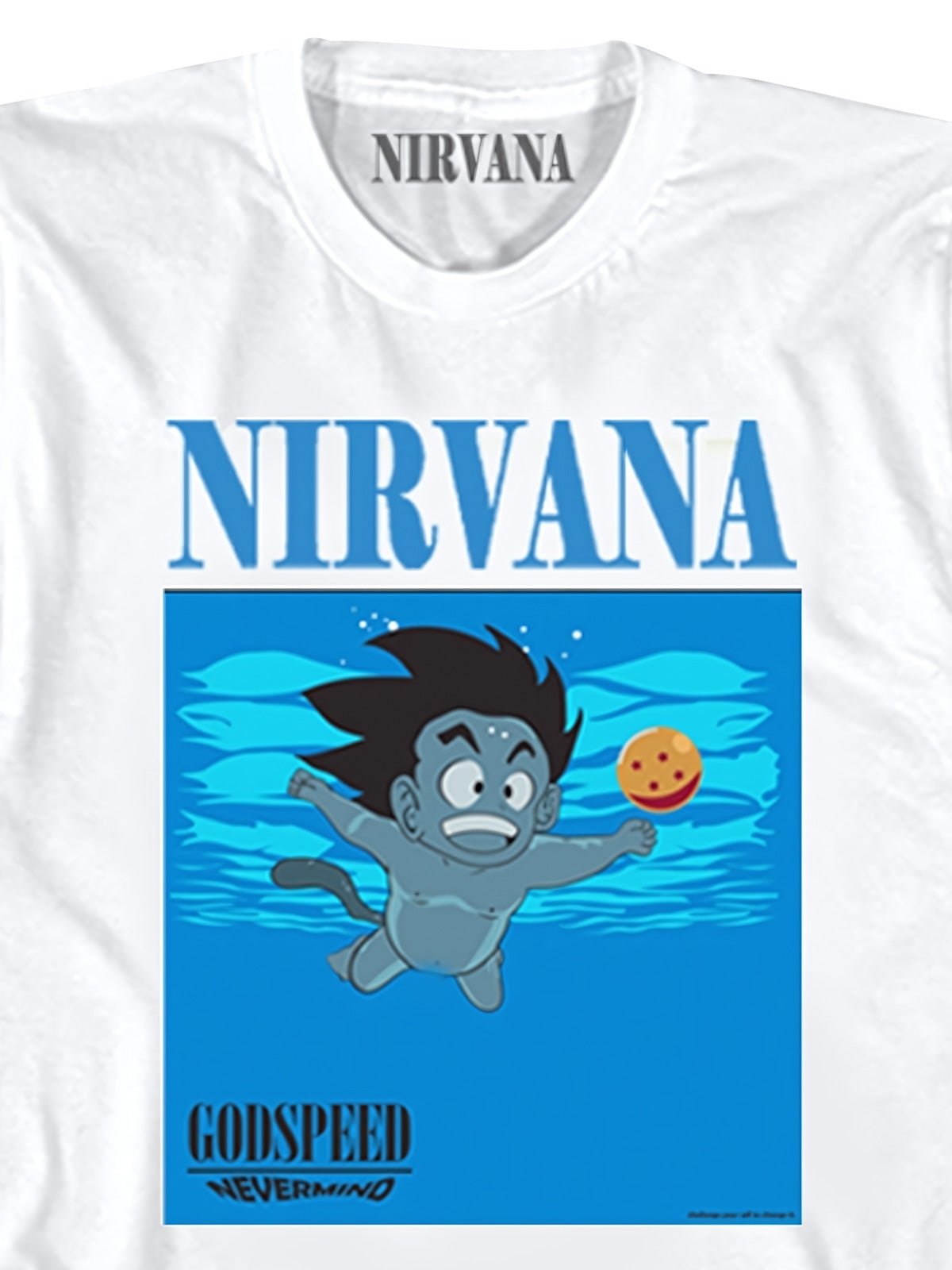 『Nirvana』 x 悟空 カートゥーンプリントTシャツのディテール、白色の背景と青色の図案のコントラスト