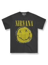 Nirvana Tシャツのフロント、黄色のスマイリーフェイスロゴ、『Nevermind』時代のクラシックデザイン