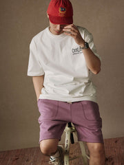 モデルが深色のカジュアルパンツと合わせた"No.24"レトロスポーツ半袖Tシャツ