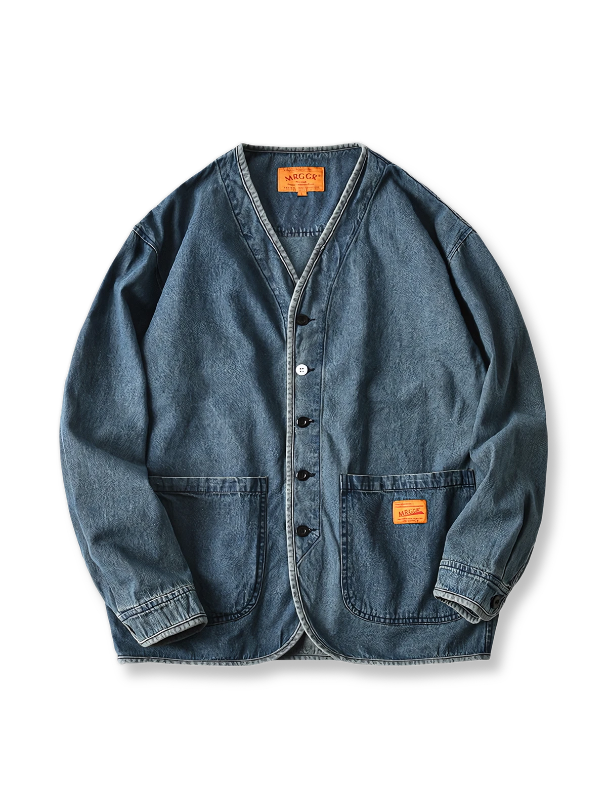 配色ボタンがアクセントのノーカラーデニムジャケット。