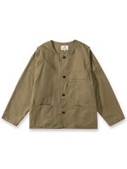 ノーカラーデザインに多機能ポケットを備えたワークジャケット。耐久性のあるコットン素材で、ヴィンテージ感と快適な着心地を両立。