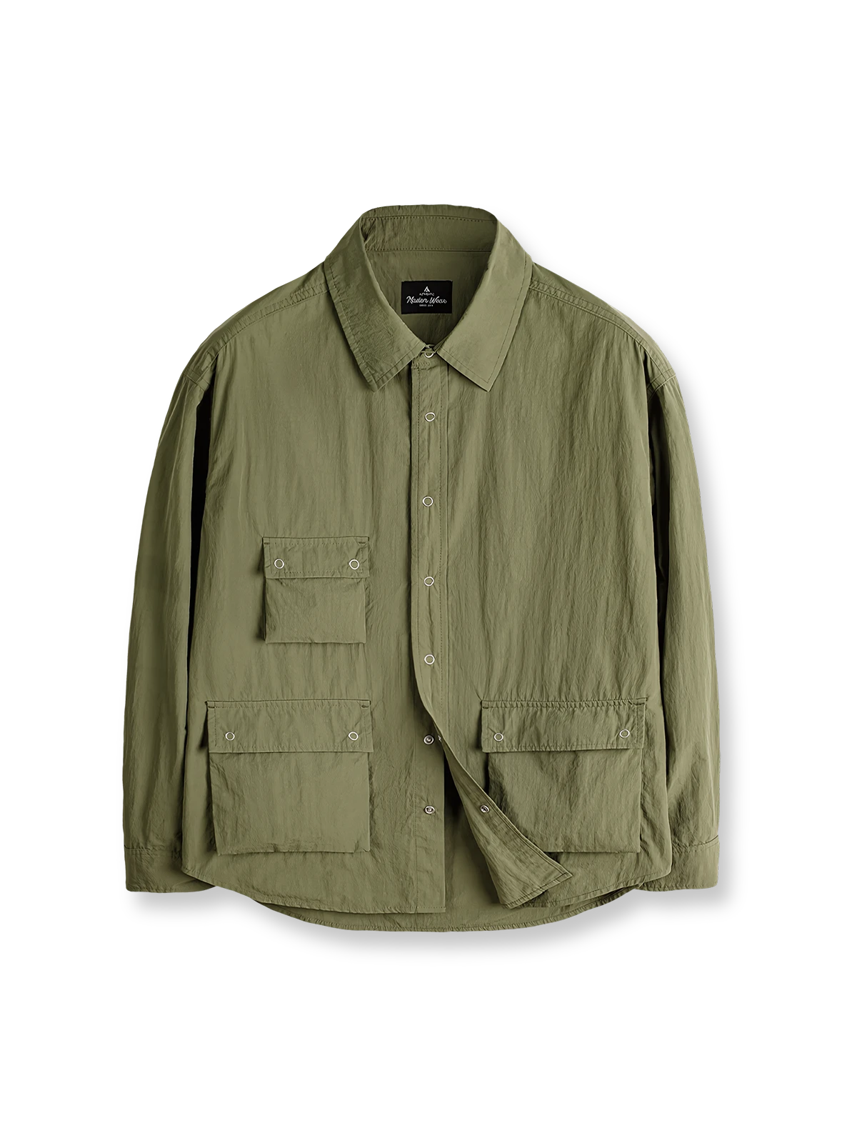 ノマドジャーナリストシャツの全体正面画像、フラップポケットと5本爪スナップボタンのディテール。