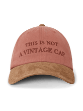 スエードバイザーと刺繍ロゴを配したNot Vintageシリーズのベースボールキャップ。