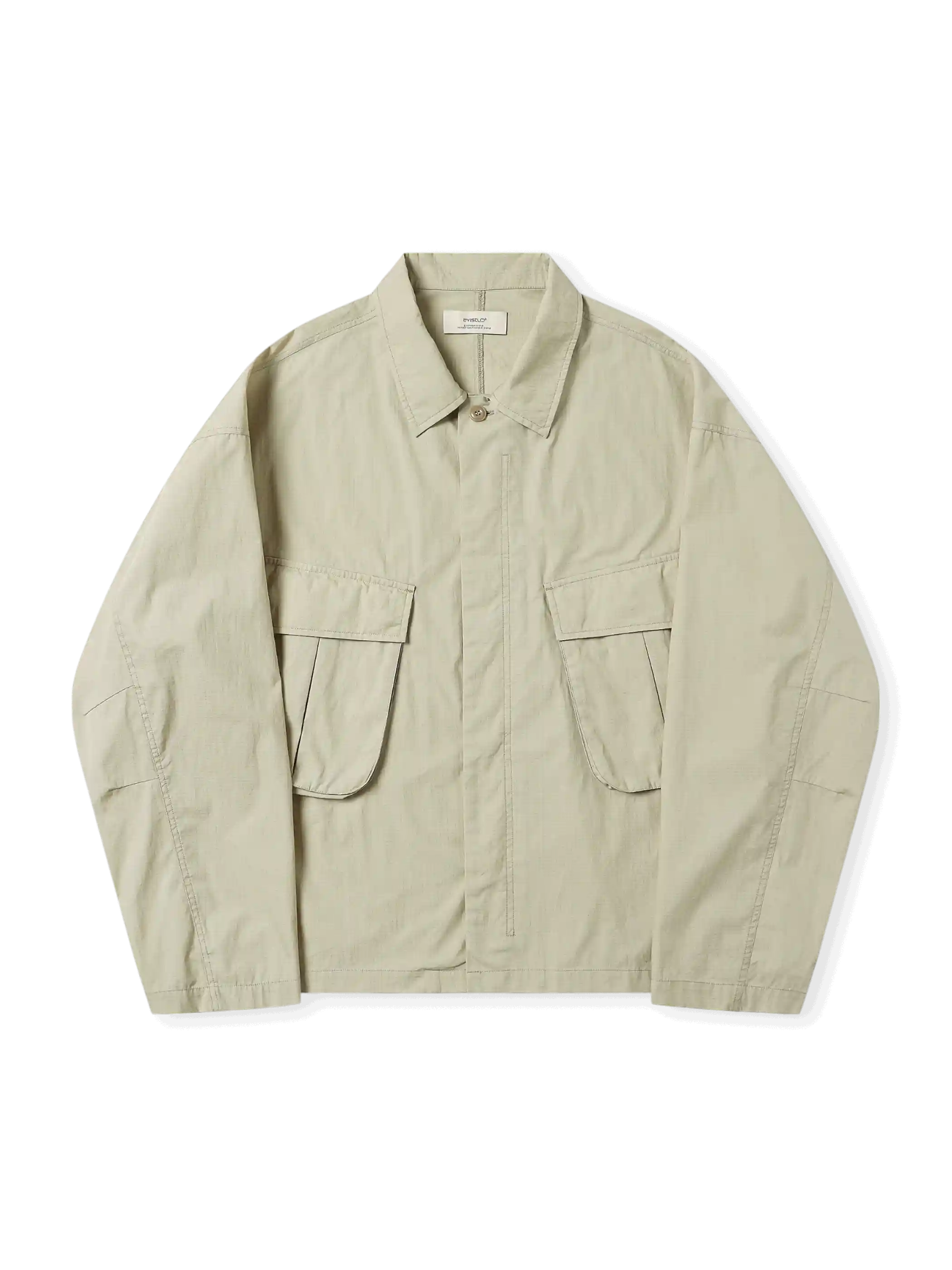 日本製長綿ナイロン混紡生地使用、大型フラップポケット付きジャングルシャツジャケット。肘ダーツ処理と調節可能袖口仕様。