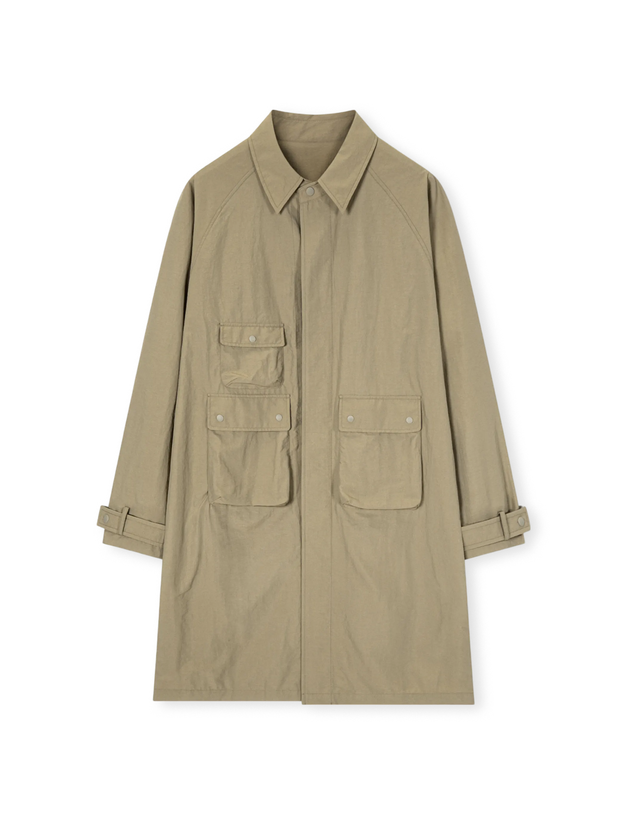 伝統的バルマカーンコート着想、マット感ナイロン生地使用の多ポケットヴィンテージバルマカーンコート。調節可能ボタン袖口付き。