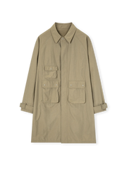 伝統的バルマカーンコート着想、マット感ナイロン生地使用の多ポケットヴィンテージバルマカーンコート。調節可能ボタン袖口付き。
