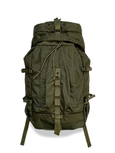 高強度ナイロン素材の登山用バックパック。30×52×16cm大容量、調整ベルトとドローストリング開閉で機能性を高めたデザイン。