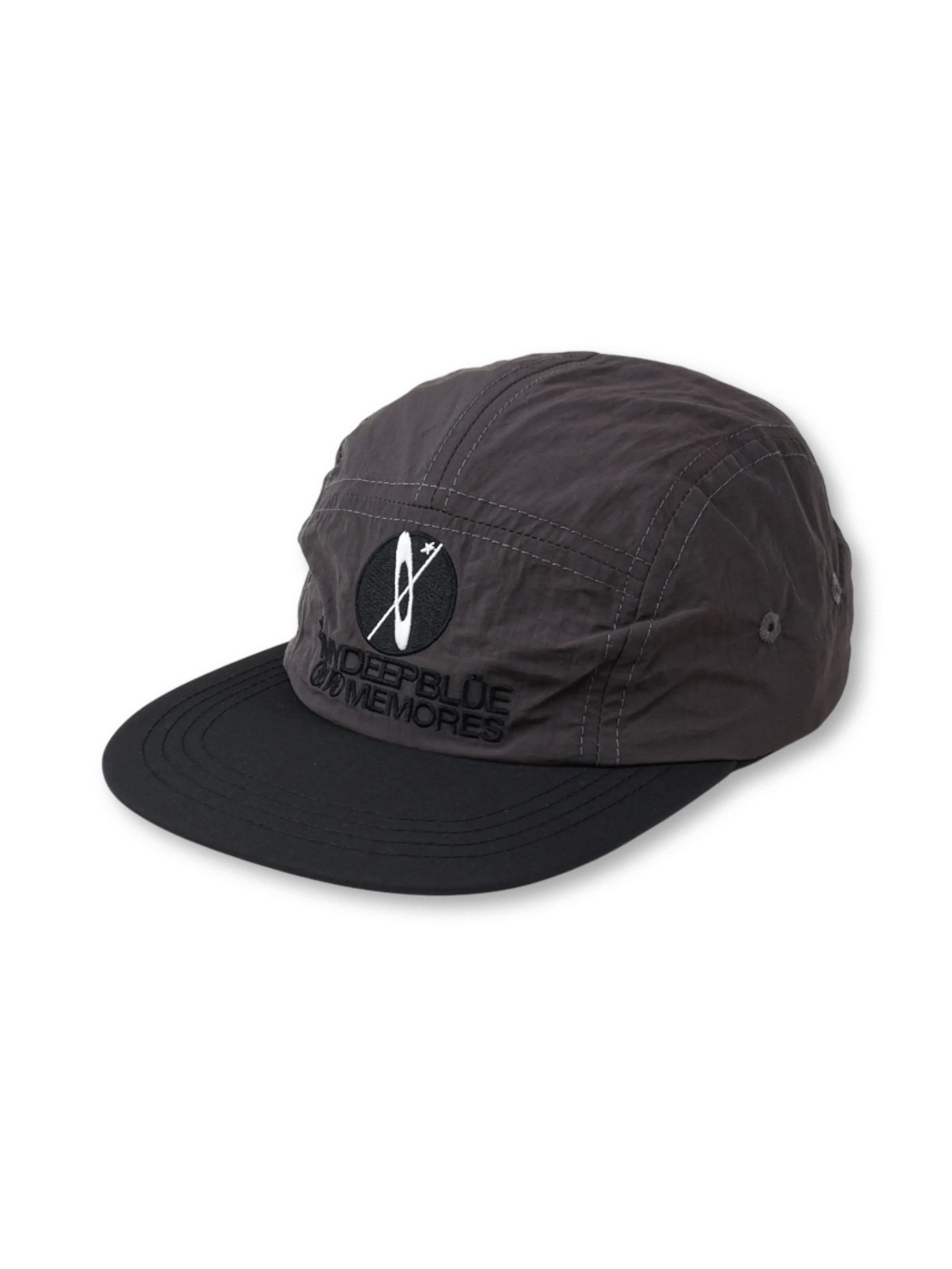 ナイロン速乾素材使用、黒グレー配色のアルファベット刺繍入りキャップ。調節可能サイズ。