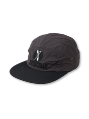 ナイロン速乾素材使用、黒グレー配色のアルファベット刺繍入りキャップ。調節可能サイズ。