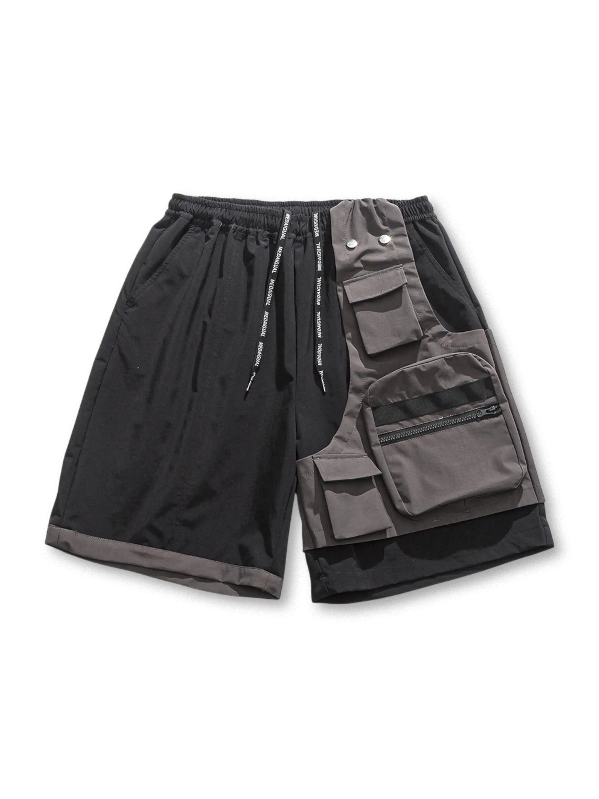 バックパックポケットとバイカラーデザインが特徴の耐水ナイロンショーツ