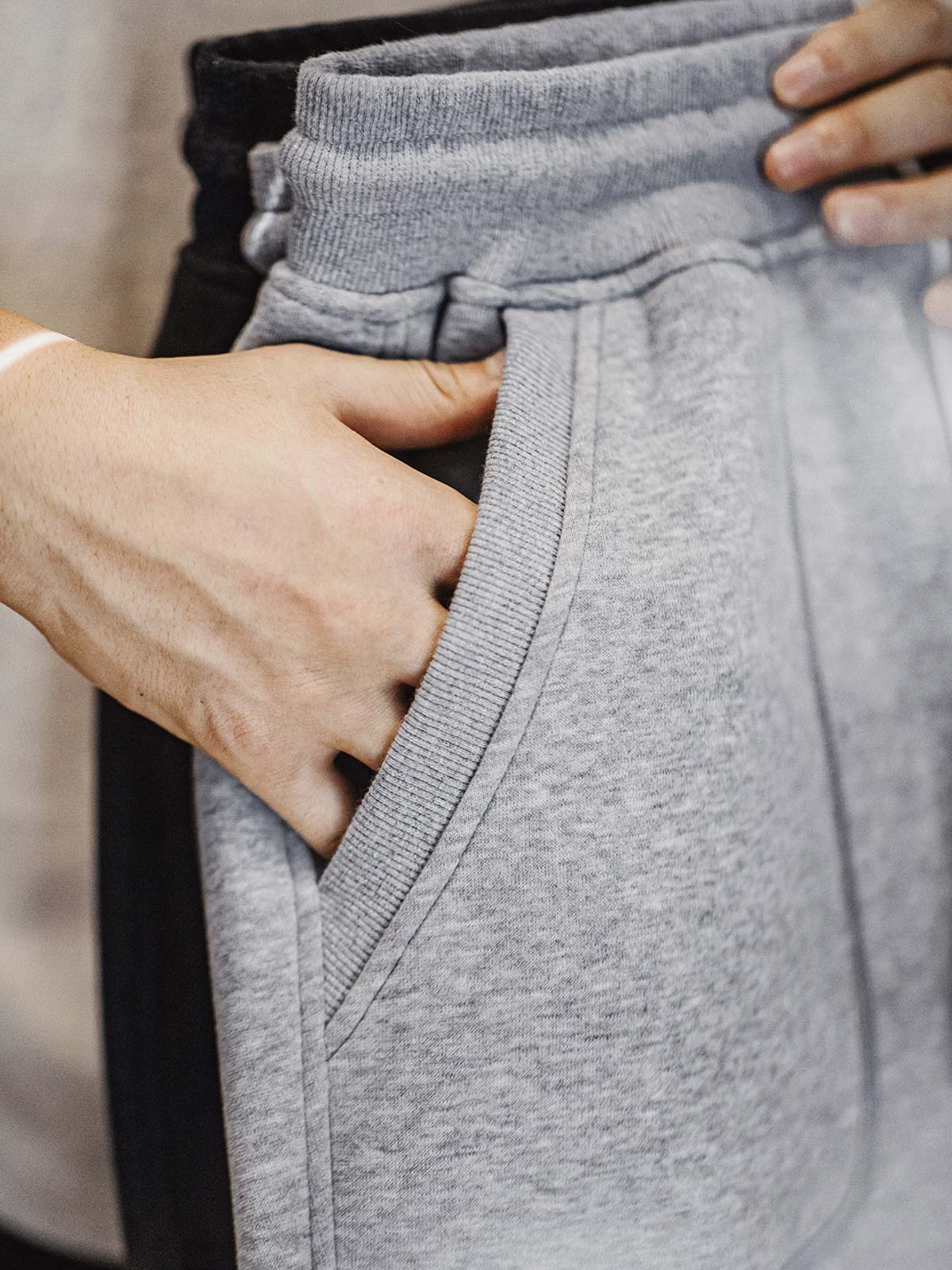 フロントポケットとウエストゴムのデザイン詳細