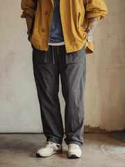 製品画像: 美式OG107マルチポケットカジュアルストレートパンツの全体画像。パンツの全体的なシルエットとデザインが強調されています。
詳細画像: パンツのダブルレイヤーポケットのディテール画像。ポケットの補強部分が際立っています。