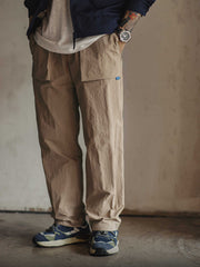 詳細画像: パンツのダブルレイヤーポケットのディテール画像。ポケットの補強部分が際立っています。
モデル画像: モデルが着用した美式OG107マルチポケットパンツのスタイリング例。実際の着用感やフィット感が視覚的に伝わります