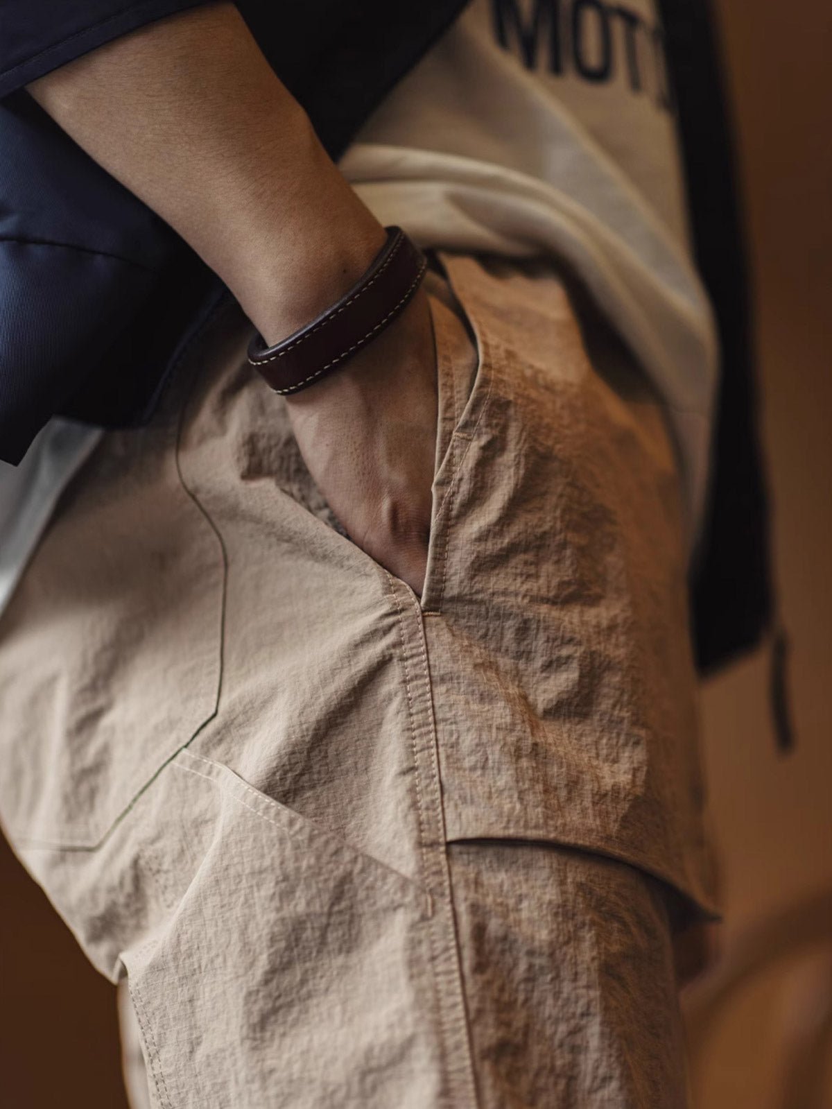 製品画像: 美式OG107マルチポケットカジュアルストレートパンツの全体画像。パンツの全体的なシルエットとデザインが強調されています。
詳細画像: パンツのダブルレイヤーポケットのディテール画像。ポケットの補強部分が際立っています。