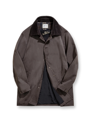 オイルワックス生地とコーデュロイ襟が特徴のヴィンテージスタイルコート。