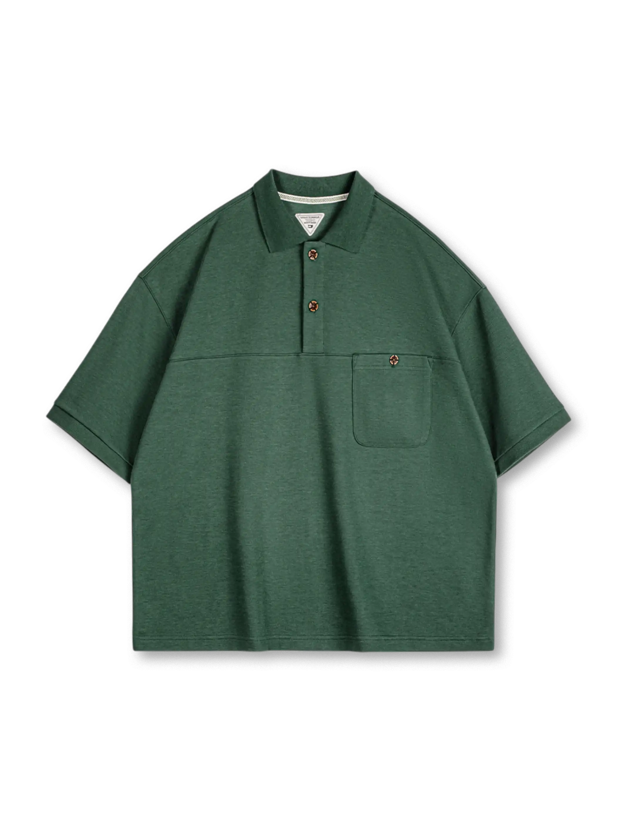 レトロな翻領と山野グリーンカラーが特徴のオーバーサイズポロシャツ。通気性と耐久性に優れた混紡素材。