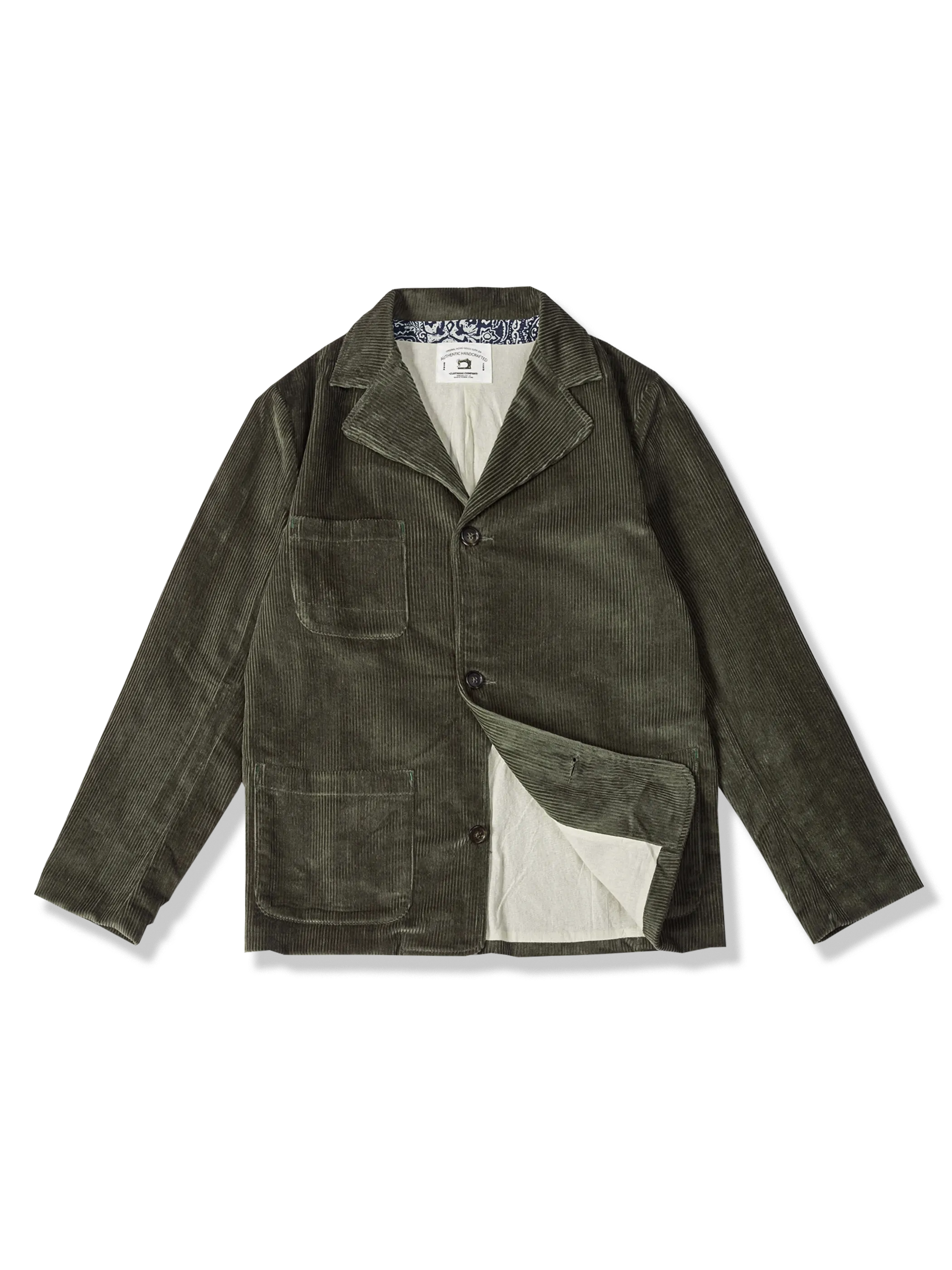 360g 8ウェールコーデュロイ生地を使用し、酵素ウォッシュ加工でヴィンテージ感を表現したオリーブグリーンのテーラードジャケット。クラシックなシルエットと3ポケットデザインが特徴。