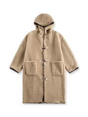 ムートン一体シープボアのダッフルコート。トグルボタンとレザーパイピングが特徴の暖かく洗練された一着。