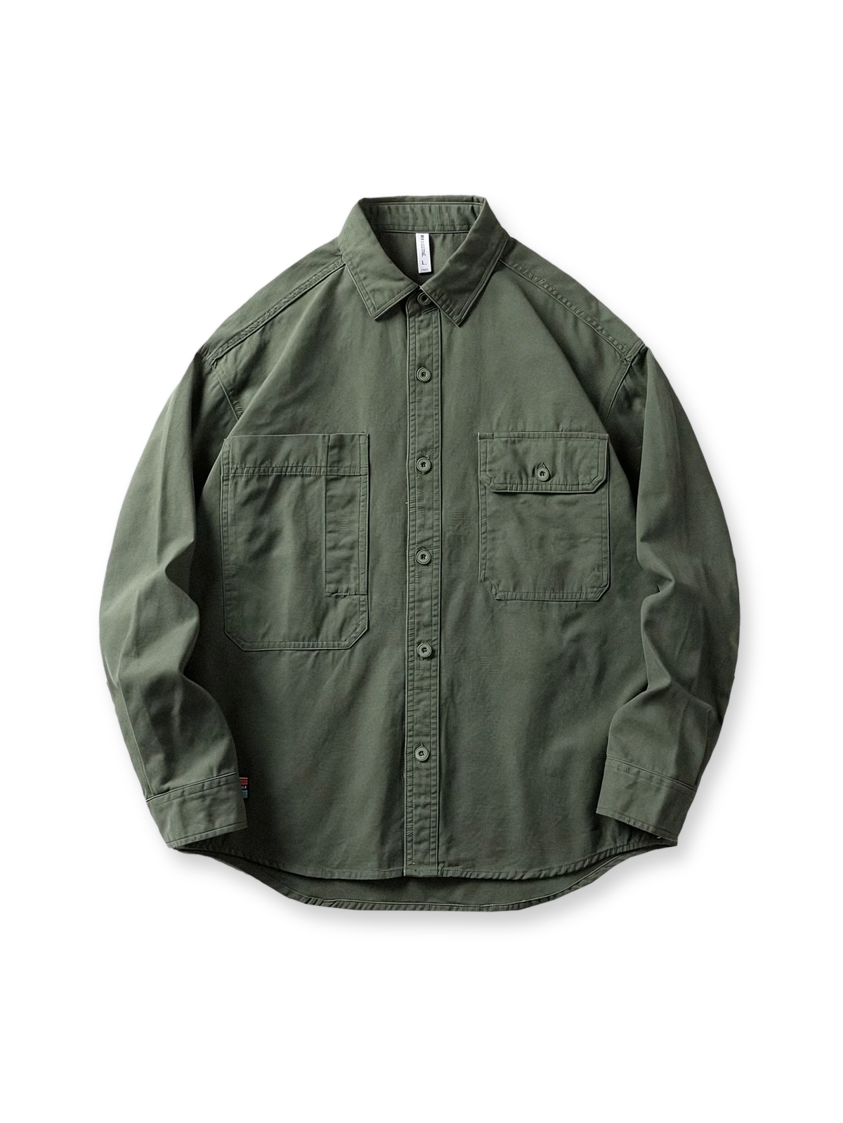開襟デザインと胸フラップポケットが特徴の長袖ワークシャツの全体像。