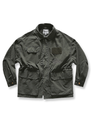 立体ポケットとオープンカラーを備えたクラシックミリタリーグリーンのコットンジャケット。