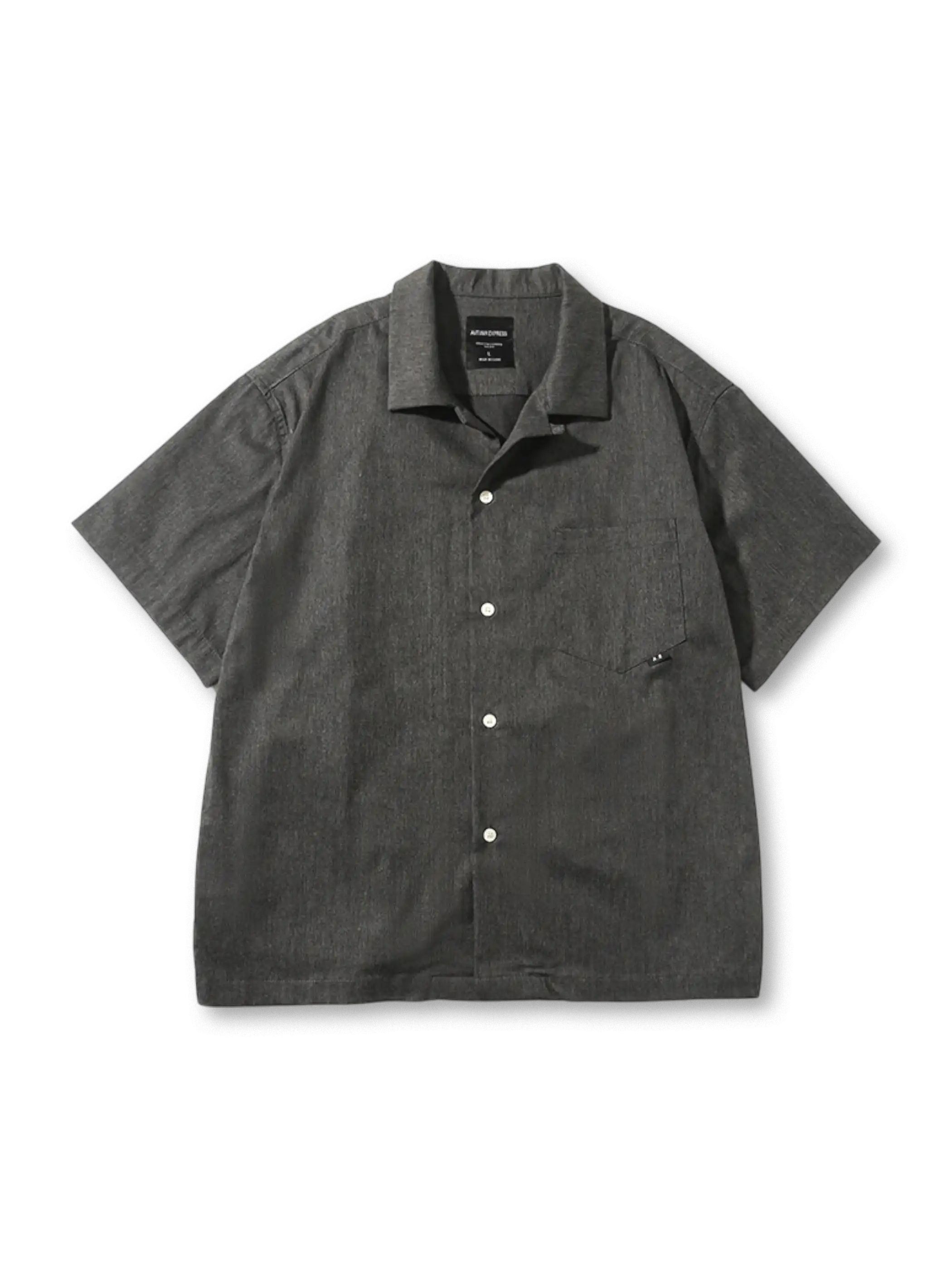 胸ポケット付きで動きやすい混紡素材のオープンカラー半袖シャツ。多用途に活躍するリラックスシルエット。