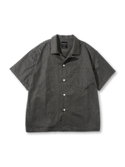 胸ポケット付きで動きやすい混紡素材のオープンカラー半袖シャツ。多用途に活躍するリラックスシルエット。