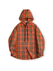 鮮やかなオレンジチェック柄のコットンフーディーシャツ。ドローコード付きフードと弧状裾が特徴。