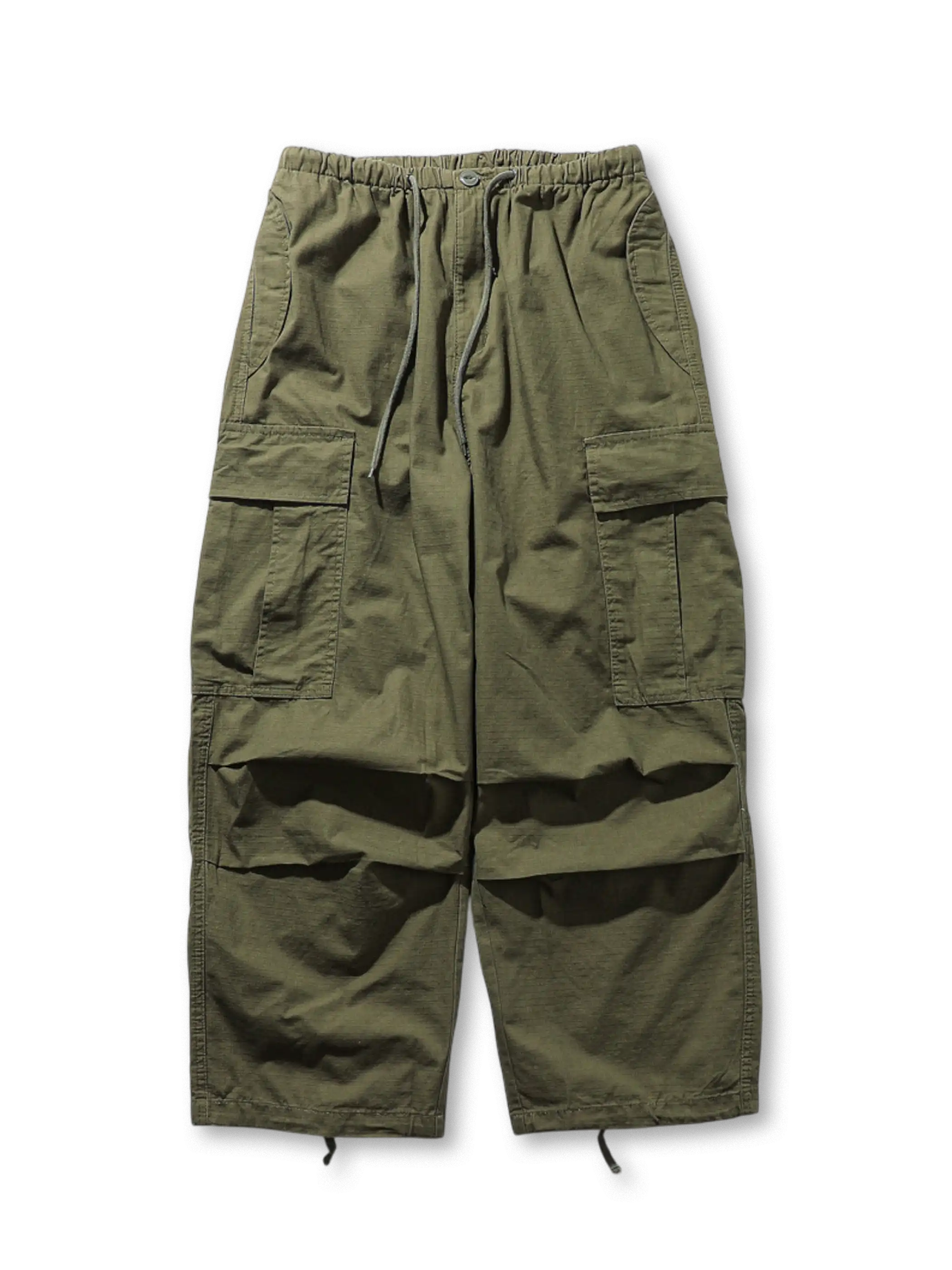 大容量ポケットとドローコード付きワイドシルエットが特徴のアウトドアカーゴパンツ