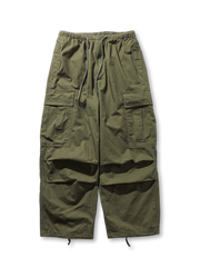 大容量ポケットとドローコード付きワイドシルエットが特徴のアウトドアカーゴパンツ
