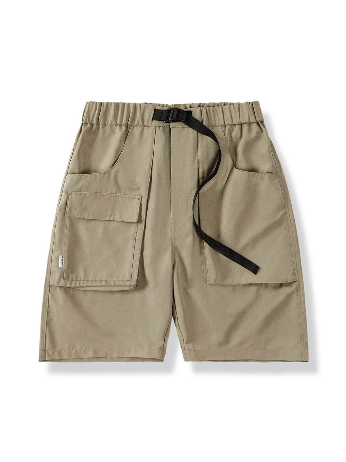 アウトドア用ウェービングベルト付きショートパンツ、ゆったりシルエットと大容量ポケット付き