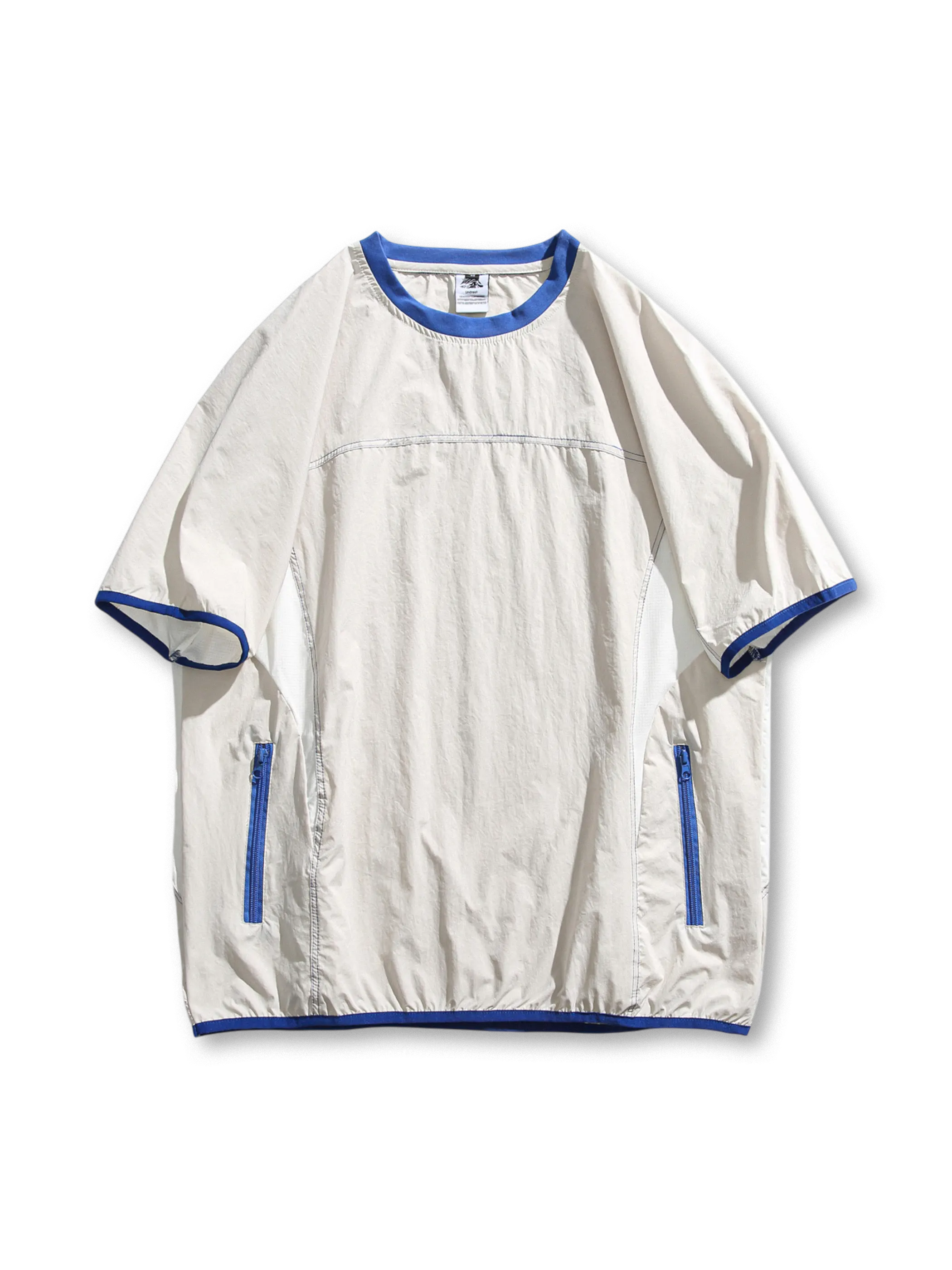 カラーコントラストとジッパーポケットが特徴のアウトドア用機能性スポーツTシャツ