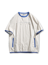 カラーコントラストとジッパーポケットが特徴のアウトドア用機能性スポーツTシャツ