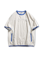 カラーコントラストとジッパーポケットが特徴のアウトドア用機能性スポーツTシャツ