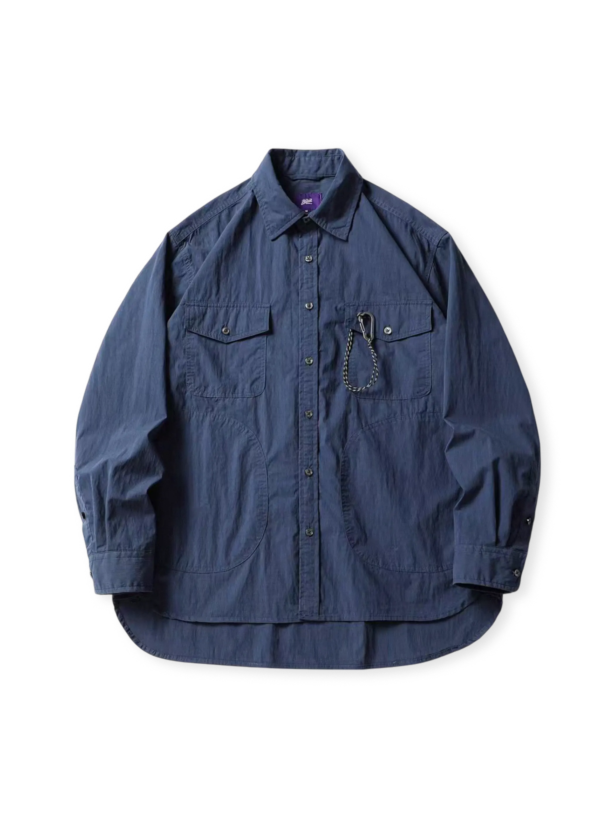 防撥水加工を施した100%コットンツイル素材のダークチェックワークシャツ。多機能ポケットとドロップショルダーが特徴。