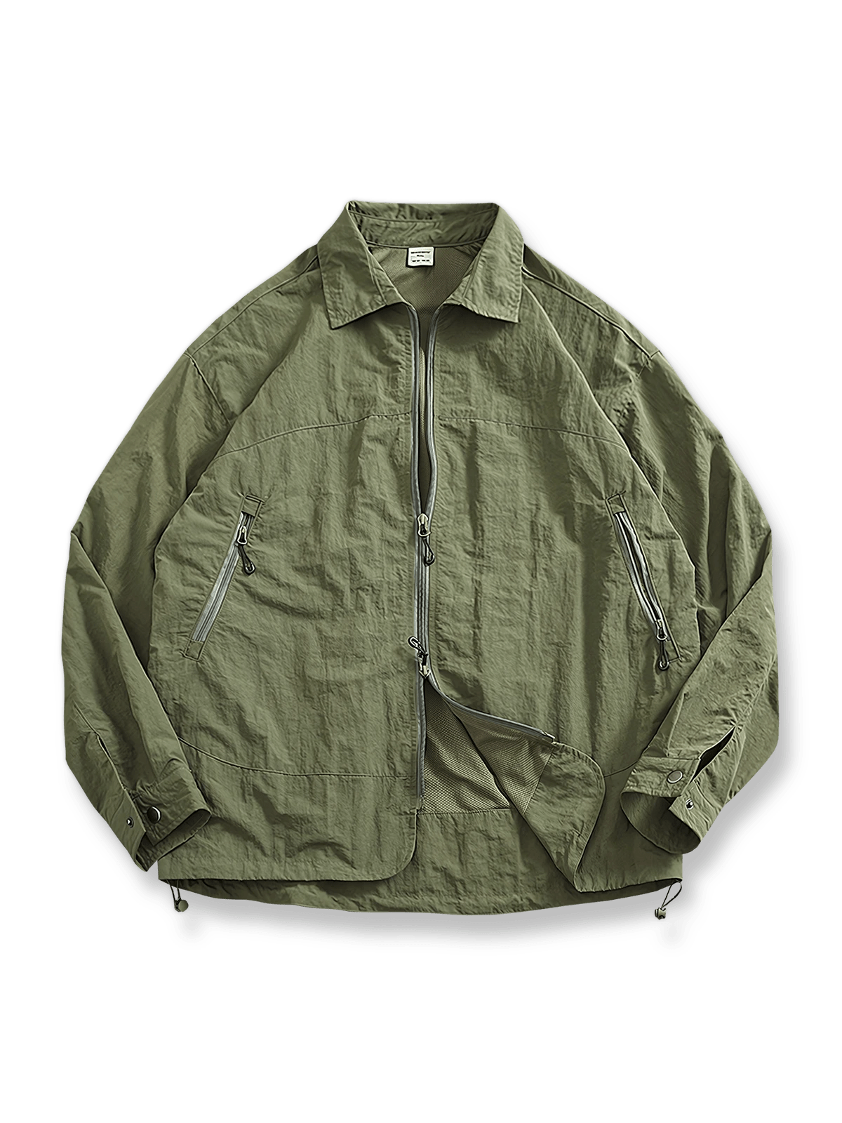 ジッパー付きポケットとアーチ型裾、メッシュ裏地を備えたアウトドア機能付きフラップジャケット。