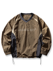 アウトドア機能性スポーツスウェットの全体正面画像、Vネック・ドローコード・刺繍ロゴのディテール。