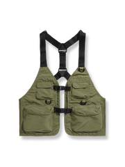高密度ポリエステル素材のアウトドアワークベスト。豊富なポケットと調節可能なストラップで機能性を追求したデザイン。