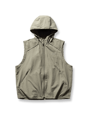 防風性と収納力を備えたフード付きノースリーブベスト