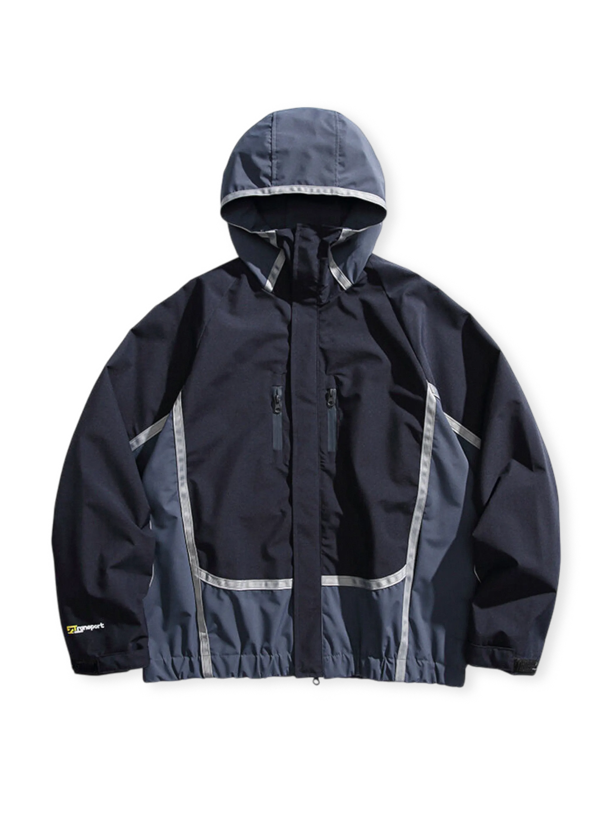 防風耐摩耗ポリエステル素材のパッチワークフーデッドジャケット。多機能ジッパーと調節可能フード、リブ袖口が特徴。