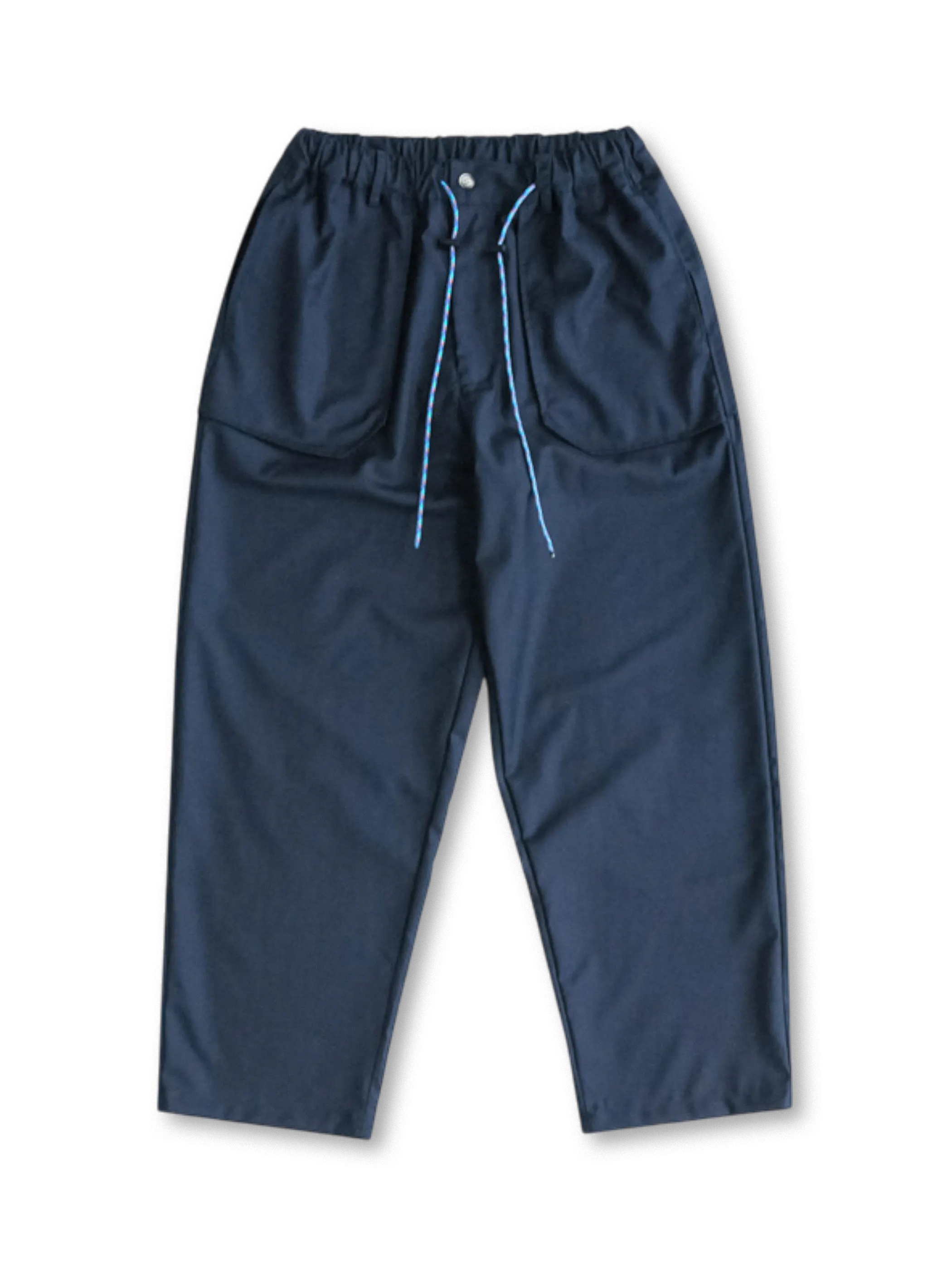 80%コットン・20%ポリエステル混紡素材を使用したアウトドアポケットワイドパンツ。調節可能なウエストとゆったりシルエット、多機能ポケットで収納力抜群。スニーカーやワークシューズとのコーディネートに最適。