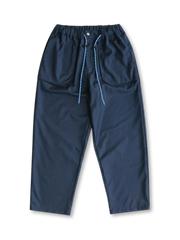 80%コットン・20%ポリエステル混紡素材を使用したアウトドアポケットワイドパンツ。調節可能なウエストとゆったりシルエット、多機能ポケットで収納力抜群。スニーカーやワークシューズとのコーディネートに最適。