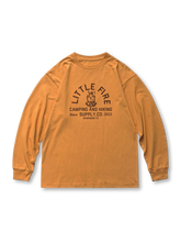キャンプやハイキングを連想させる炎モチーフのグラフィックプリント入り厚手コットン長袖Tシャツ。ゆったりしたドロップショルダーシルエットで秋冬の保温性に優れ、工装パンツやデニムと相性良好。