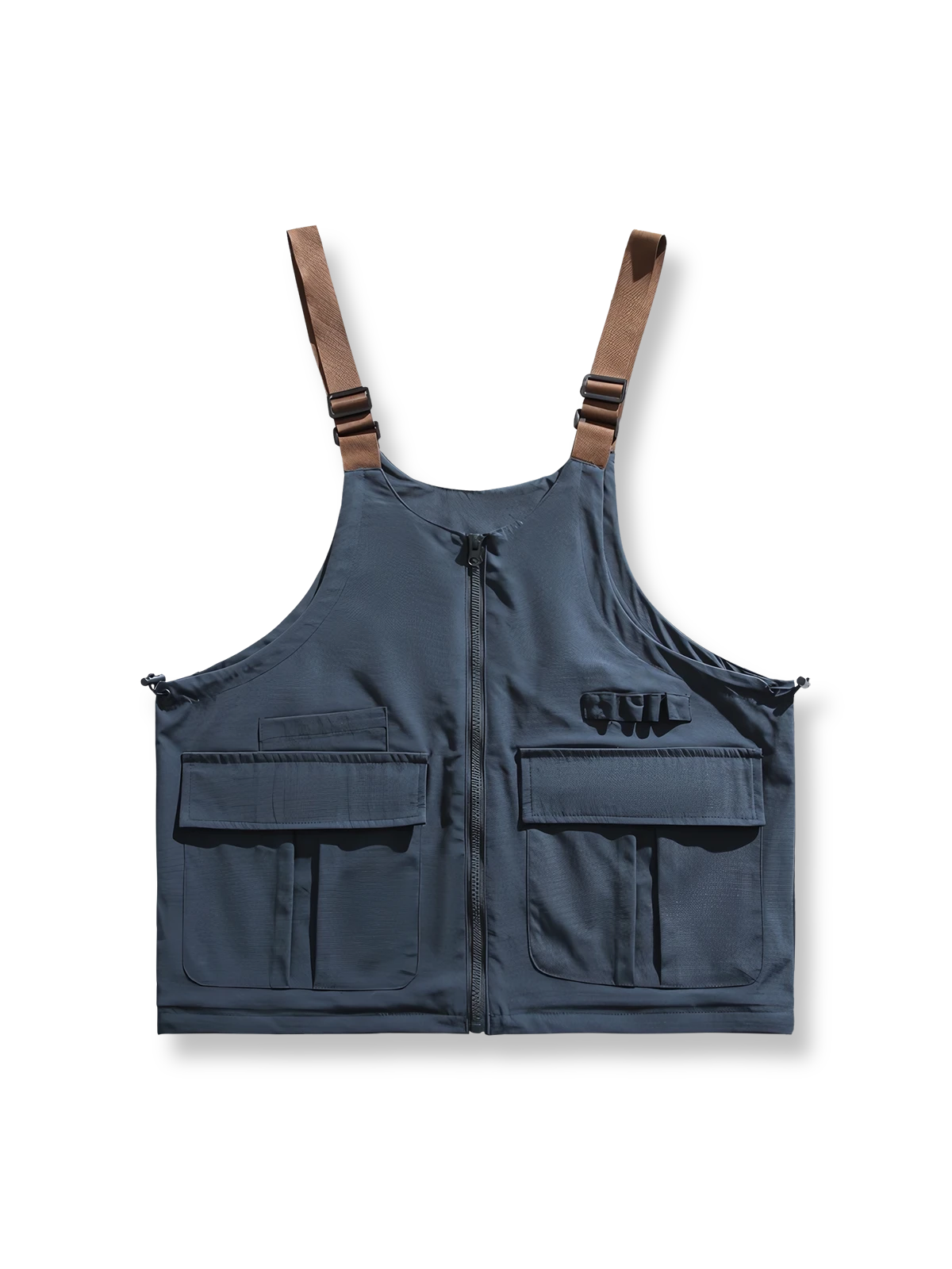 アウトドアユーティリティワークベストの全体正面画像、大容量フラップポケットと調節可能ショルダーストラップのディテール。