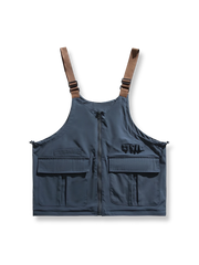 アウトドアユーティリティワークベストの全体正面画像、大容量フラップポケットと調節可能ショルダーストラップのディテール。