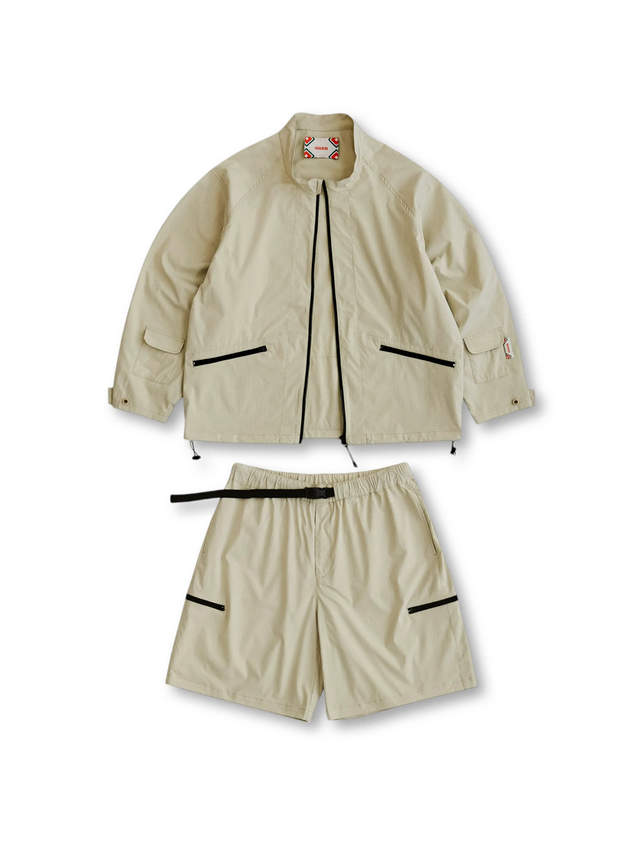 通気性と耐久性に優れたアウトドア用サンプロテクションセットアップ。調節可能なウエストで快適な着用感。