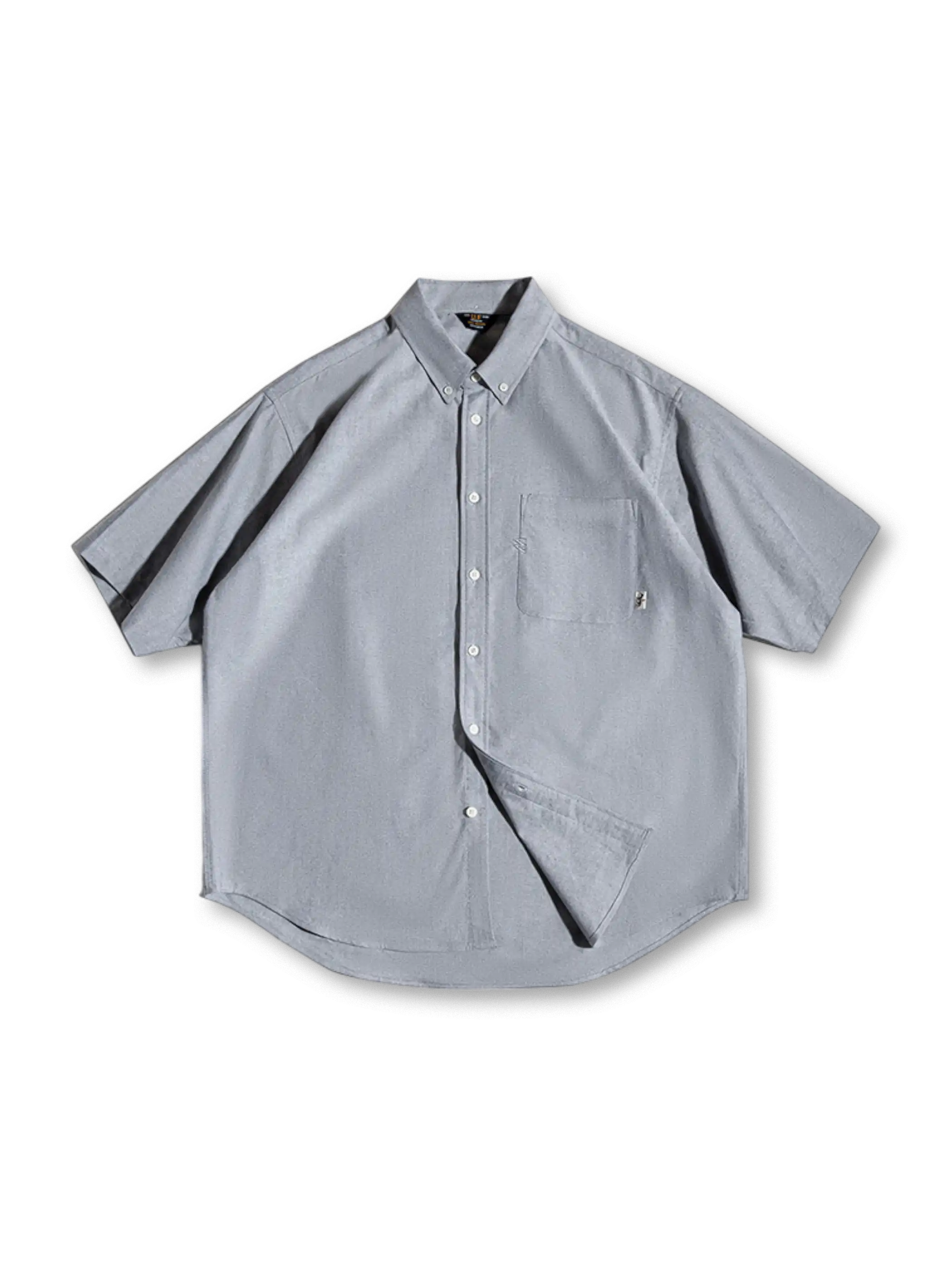 フォーマルな襟とゆったりシルエットが特徴のオーバーサイズ半袖シャツ