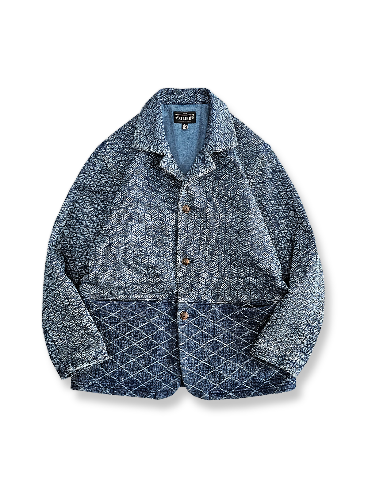 藍染め刺し子とコントラスト裾、木製ボタンが特徴のオーバーサイズコットンジャケット