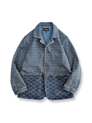 藍染め刺し子とコントラスト裾、木製ボタンが特徴のオーバーサイズコットンジャケット