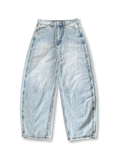 ボリュームあるワイドシルエットとウォッシュ加工が特徴のデニムパンツ